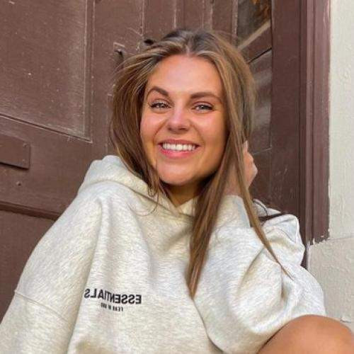 Ik heb mooie grote tieten en ik ben altijd heet.